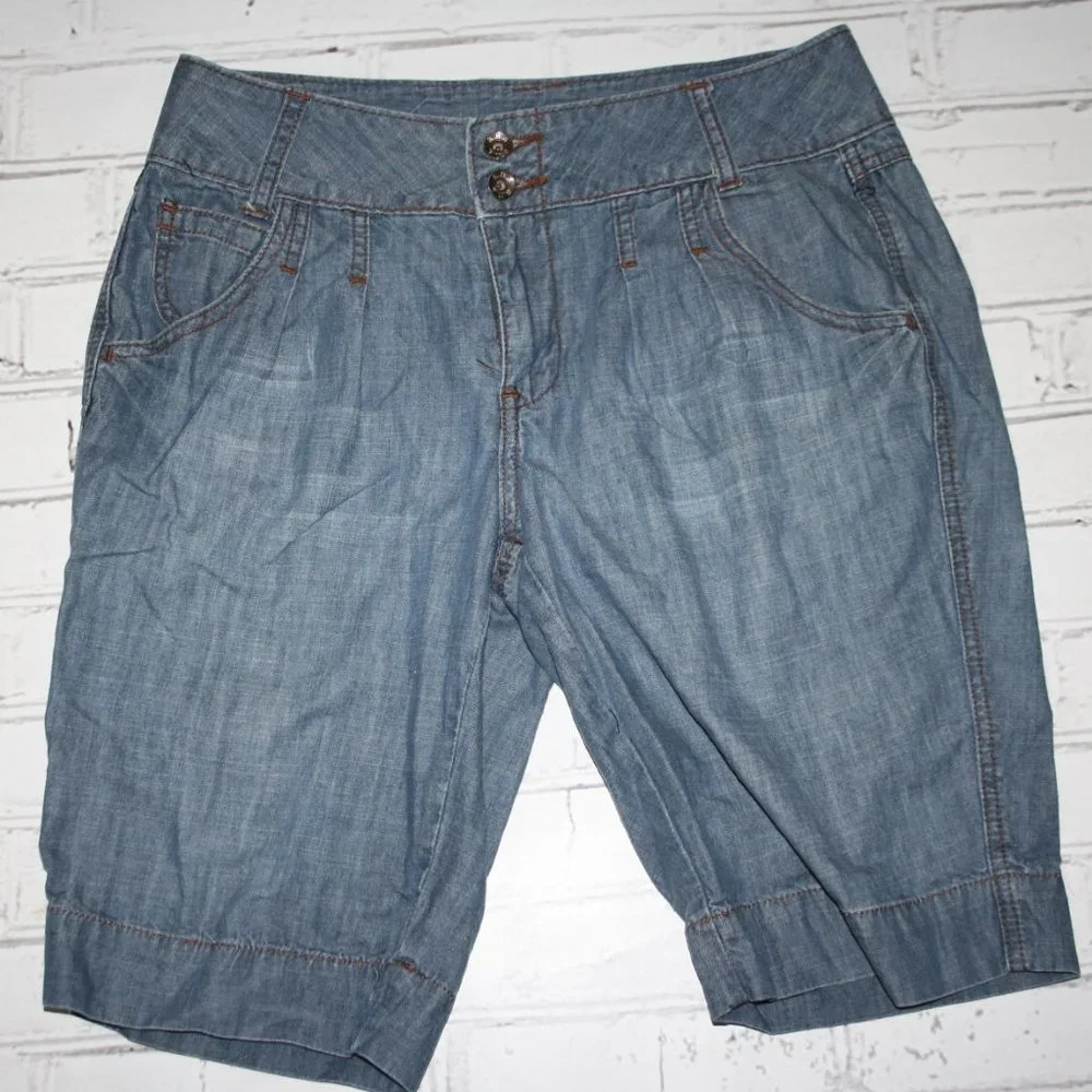 👖 a.n.a Bermuda Jean Shorts – Size 8 Classic Cut · Everyday Comfort ·